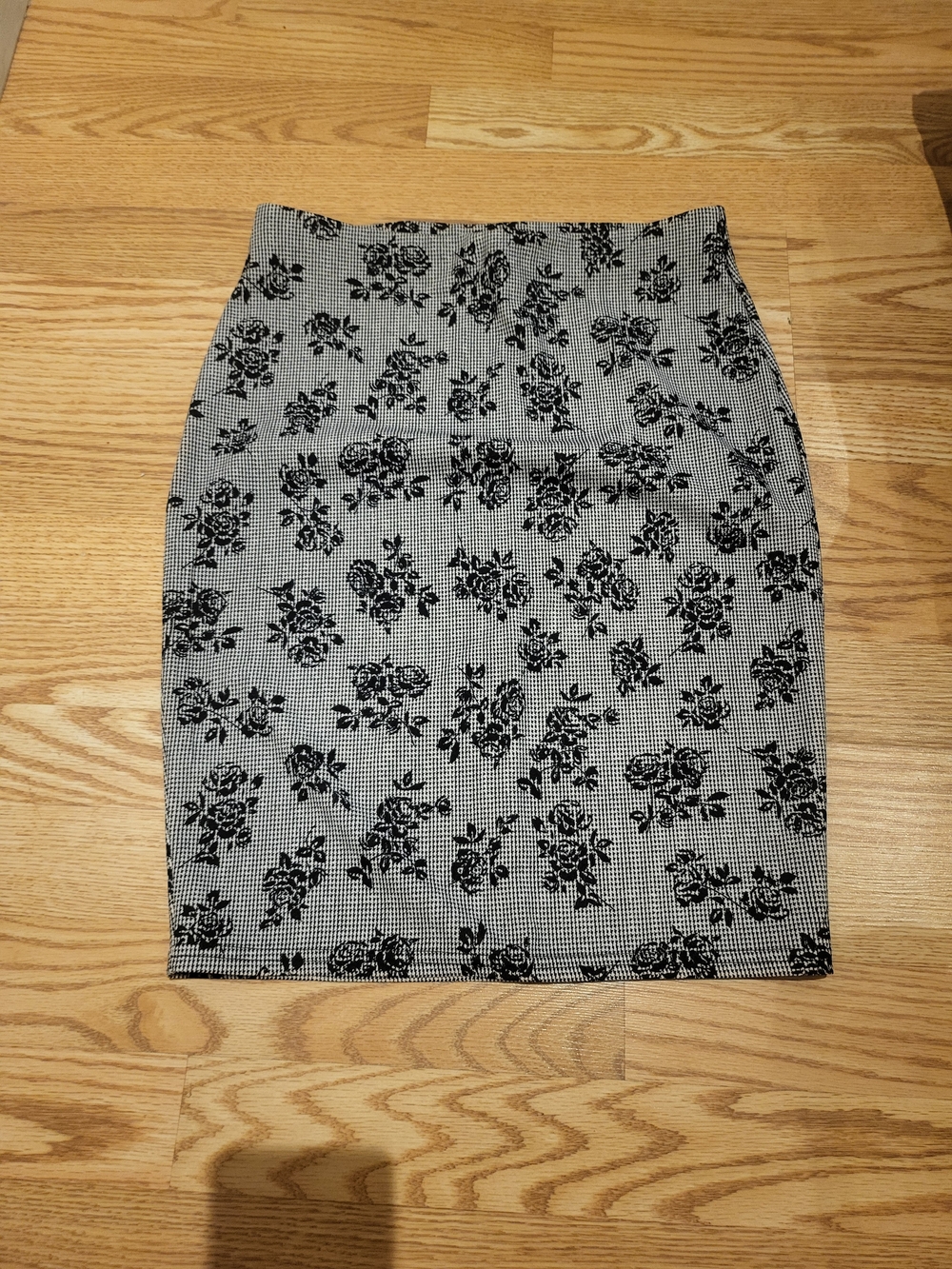 Black Floral Pencil Skirt - Suzy Shier Sz Small (72)